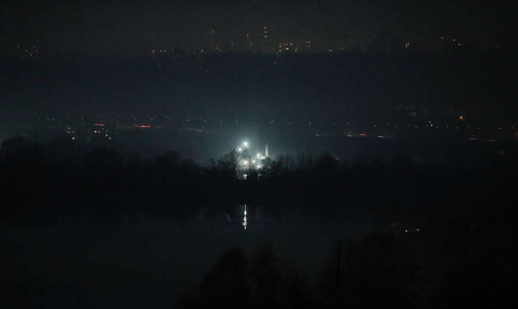 Kyiv (Ukraine), 08/11/2022.- The Dnieper river illuminated by the moon light as blackouts continue in Kyiv, Ukraine, 08 November 2022. Kyiv Mayor Klitschko asked residents of the Ukrainian capital to conserve supplies and consider moving out temporarily in case of a total power loss. Scheduled power cuts were introduced all over the country, including the capital Kyiv, power operator Ukrenergo said, as Russia's attacks targeted Ukrainian critical and energy infrastructure. Russian troops on 24 February entered Ukrainian territory, starting a conflict that has provoked destruction and a humanitarian crisis. (Atentado, Rusia, Ucrania) EFE/EPA/SERGEY DOLZHENKO