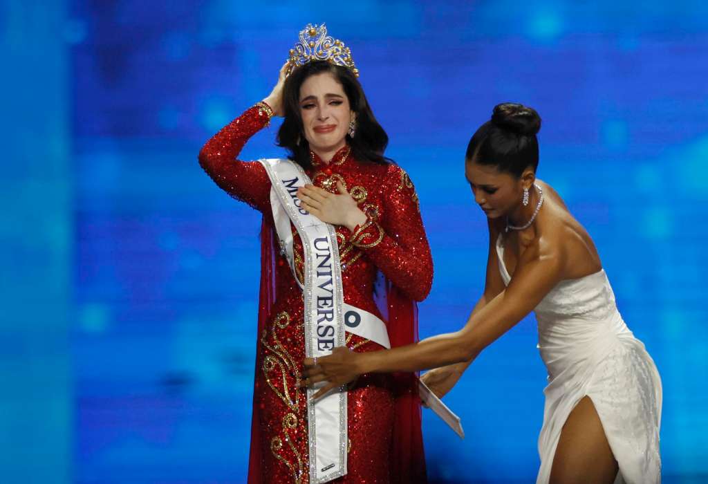 Nonthaburi (Thailand), 21/11/2025.- Miss Mexico Fatima Bosch (L) reacts while she is being crowned as Miss Universe 2025 during the 74th Miss Universe 2025 at Impact Challenger Hall in Nonthaburi province, on the outskirts of Bangkok, Thailand, 21 November 2025. Women representing 122 nations participate to compete in the 74th beauty pageant contest for the crown of Miss Universe 2025. (Tailandia) EFE/EPA/RUNGROJ YONGRIT