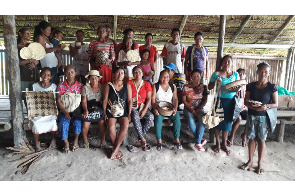 "Ellas aportan mucho a la economía familiar de la comarca. Con las artesanías sacan adelante a sus familias", dice el Curaca (una especie de alcalde local del pueblo) de Nazareth, Juvencio Pereira. / Fotos: Rafael Caro Suárez
