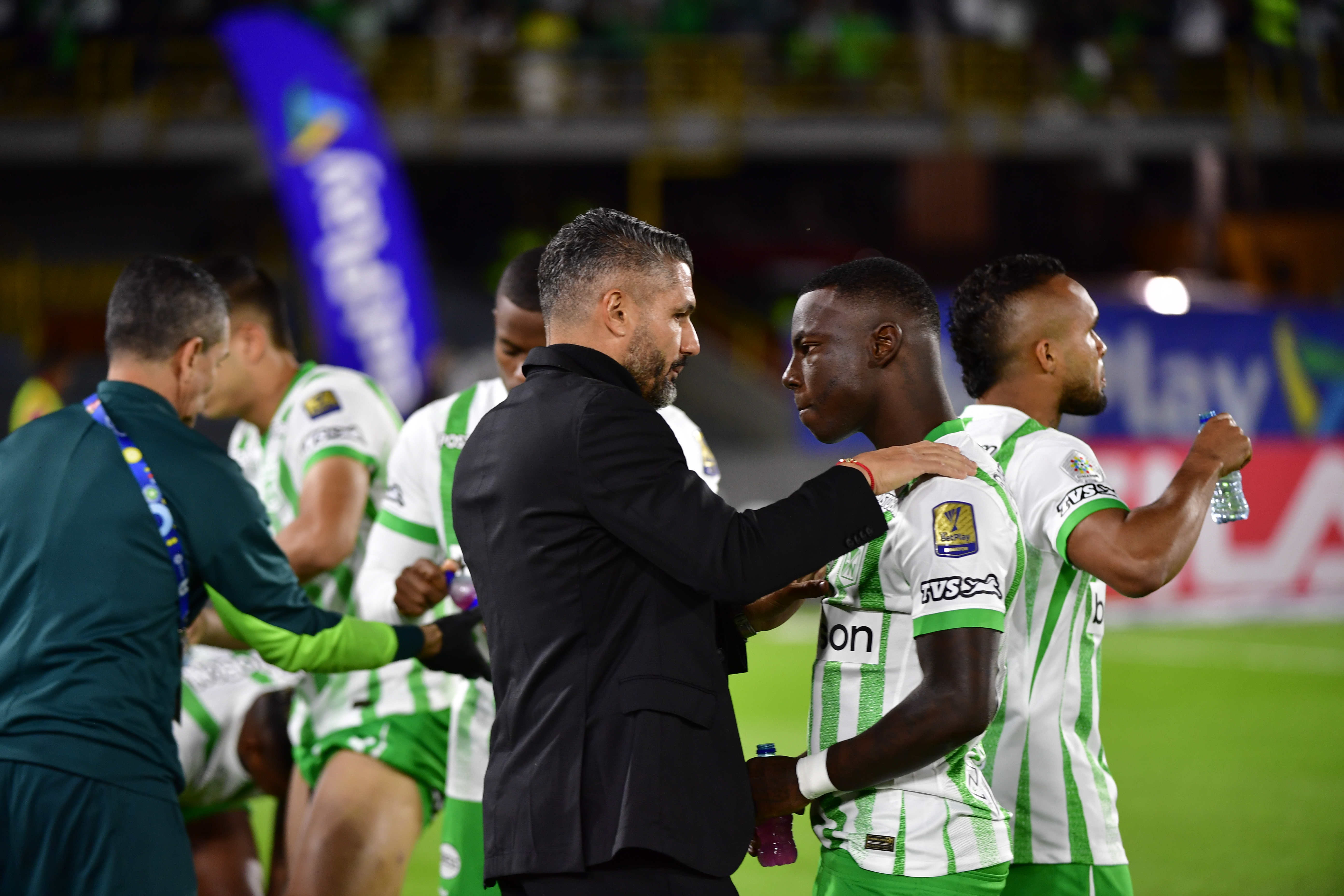 Técnico de Atlético Nacional durante el compromiso ante Independiente Santa Fe en el Estadio El Campin de Bogotá