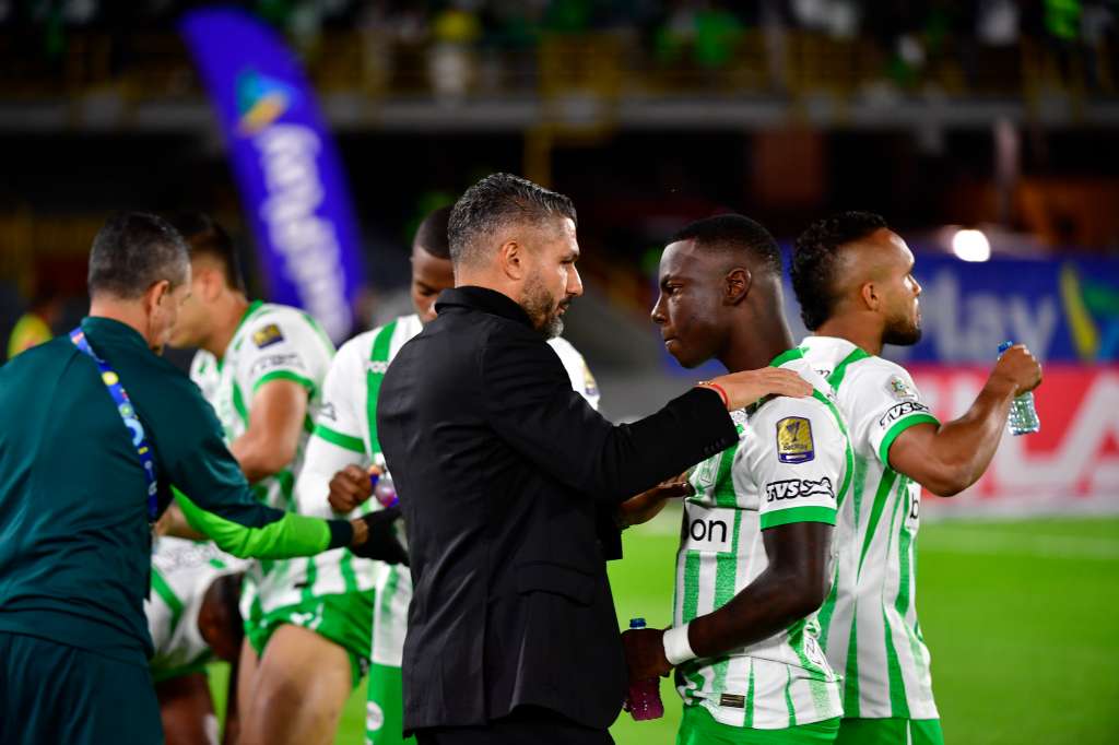 Técnico de Atlético Nacional durante el compromiso ante Independiente Santa Fe en el Estadio El Campin de Bogotá