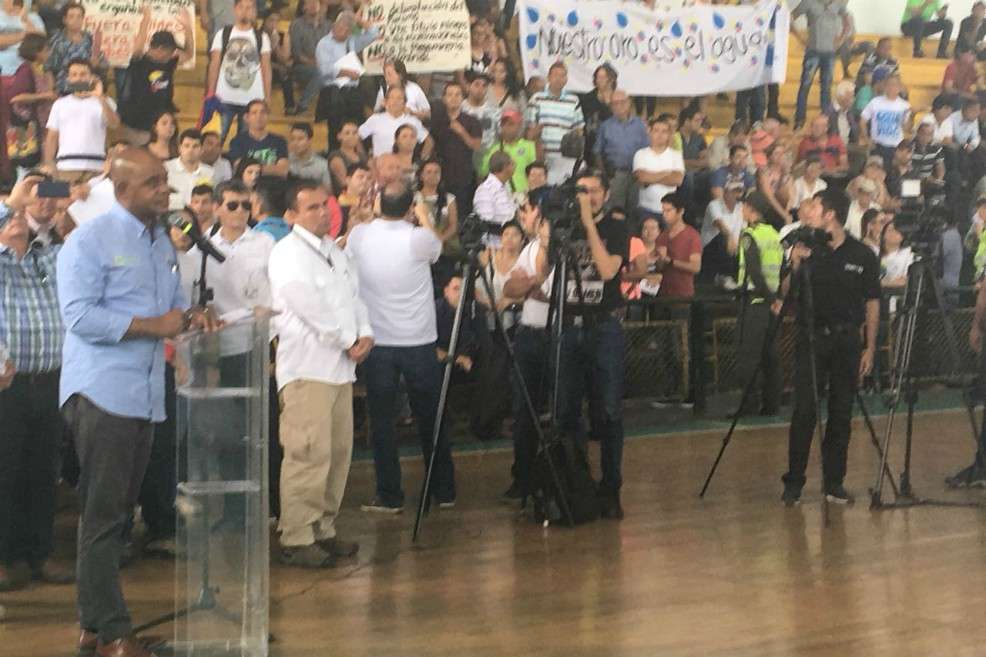 El ministro de Ambiente Luis Gilberto Murillo mientras intentaba hablar en el coliseo Edmundo Luna Santos de la Ciudadela Real de Minas en Bucaramanga.