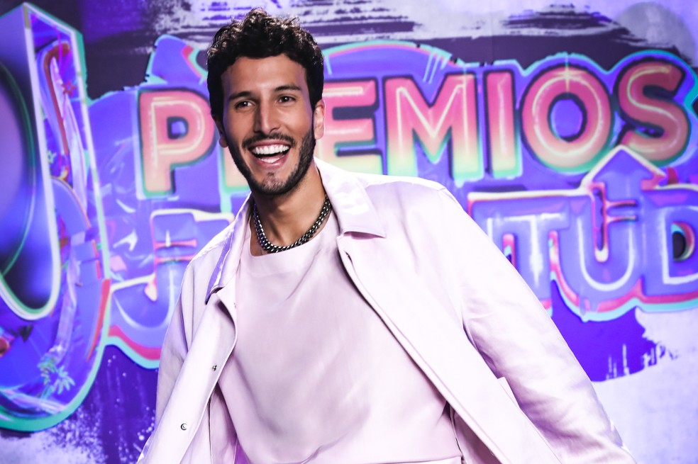 Sebastián Yatra dominó la velada, usando diferentes atuendos durante el transcurso de la noche de la nueva colección de verano 2022 del diseñador italiano, Ermenegildo Zegna.