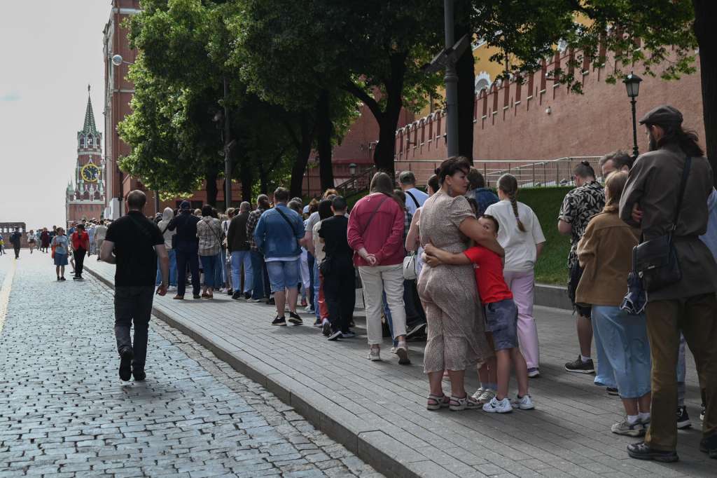 MOSCÚ (RUSIA), 10/06/2025.- Miles de rusos acuden estos días a la plaza Roja a despedirse de Lenin, entre rumores de que el Kremlin planea retirar la momia del fundador de la Unión Soviética aprovechando la reforma del mausoleo, que acaba de cumplir 100 años. EFE/ Ignacio Ortega
