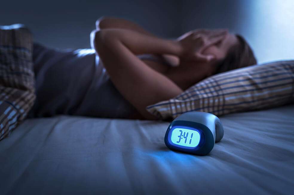 Al estar encerrados y movernos poco, el desgaste físico será menor y esto hará que no lleguemos lo suficientemente cansados a la cama. / Getty