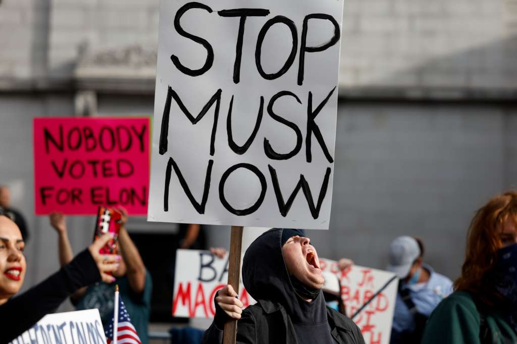 LOS ANGELES (USA), 06/02/2025.- People gather to protest against the Trump administration outside City Hall in Los Angeles, California, USA, 05 February 2025. People gathered in cities across the U.S. to protest the Trump administration’s early actions, including his immigration policies and Elon Musk. (Protestas) EFE/EPA/CAROLINE BREHMAN
