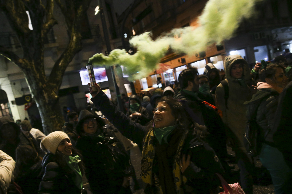 Personas a favor de despenalizar el aborto se retiran de la Plaza del Congreso en la madrugada, luego de que el Senado rechazó el proyecto de ley que buscaba despenalizar el aborto hasta el cumplimiento de la semana 14 de gestación. 
 / EFE