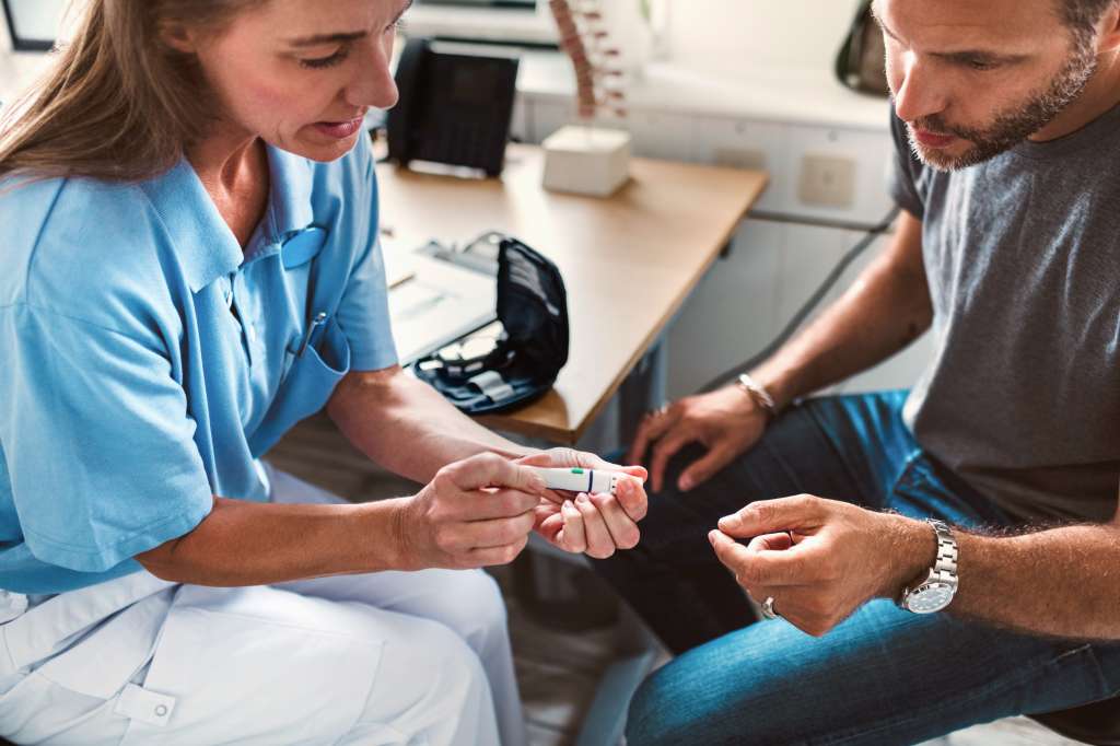 El efecto de la diabetes no controlada es la hiperglucemia, que con el tiempo daña órganos y sistemas.