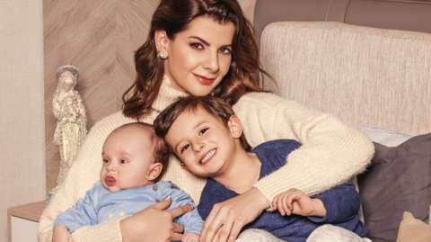 VIDEO: ¿Por qué Carolina Cruz baña a sus hijos con agua bendita?