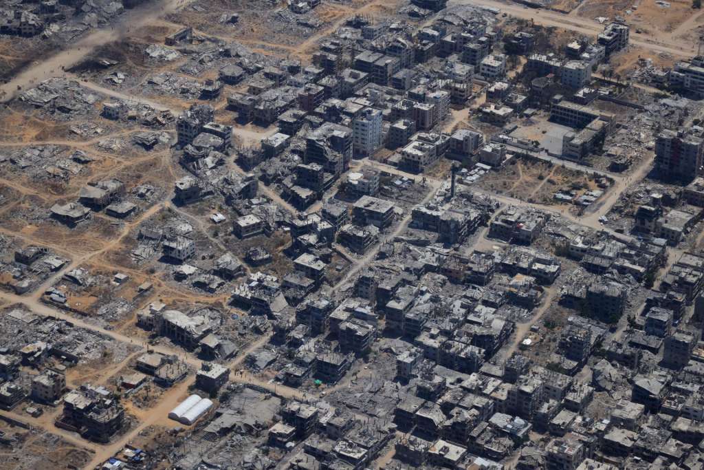 GAZA (-), 06/08/2025.- Destruction in the Gaza Strip seen from a German Air Force plane airdropping humanitarian aid, 06 August 2025. Two planes were scheduled to take off from Jordan on 06 August to release humanitarian aid as part of an ongoing multi-country aid effort. (Alemania, Jordania) EFE/EPA/SIMA DIAB