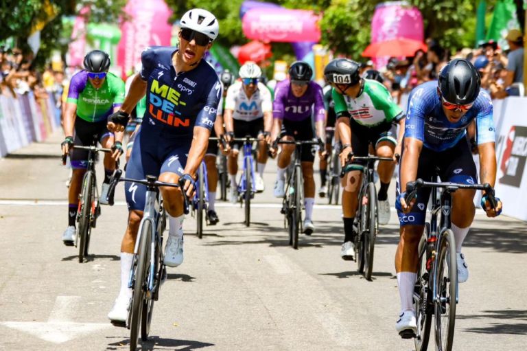Wílmar Paredes se impuso en la primera etapa de la Vuelta a Colombia y es líder
