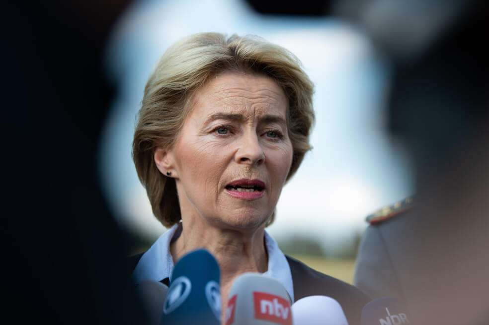 La política alemana, Ursula von der Leyen, a la cabeza de la Comisión Europea, desbloquería el reparto de poder en la UE.  / AFP