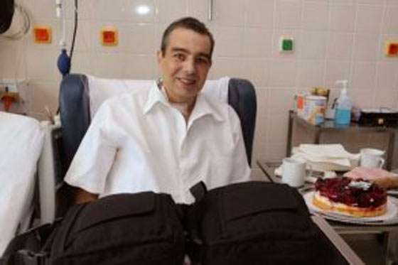 El bombero checo Jakub Halik en el Instituto de Medicina Clínica y Experimental de Praga. Foto: Agencia EFE