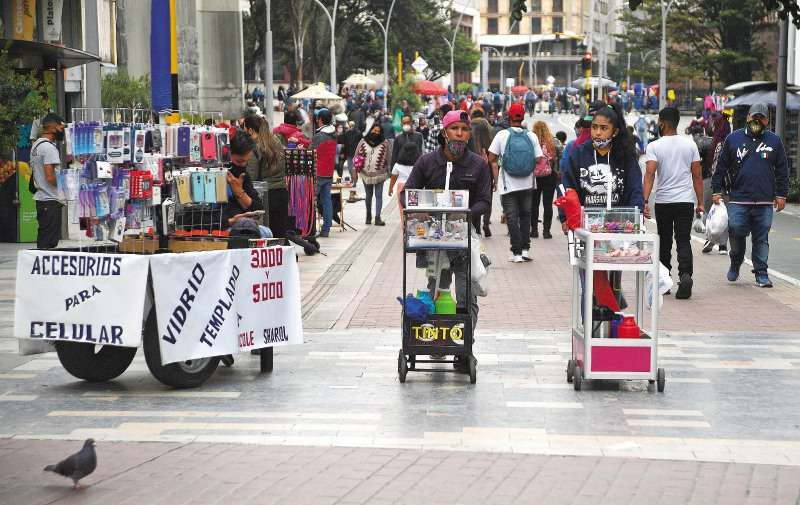 En Bogotá, la disminución de la población ya está empezando a suceder pues el crecimiento vegetativo, es decir la diferencia entre el número de nacimientos y el número de muertes, está llegando a cero.