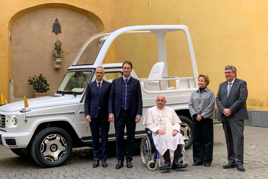 CIUDAD DEL VATICANO, 04/12/2024.-El papa Francisco recibió este miércoles en el Vaticano un papamóvil completamente eléctrico, el primero de este tipo que tendrá un pontífice, fabricado y entregado por la empresa automovilística alemana Mercedes. El vehículo conserva su aspecto tradicional: es de color blanco perla, está abierto por los lados, tiene un asiento central desde donde el papa puede saludar al público e incorpora el techo de cristal a nivel superior. "Hoy es un gran honor para nosotros en el equipo de Mercedes, entregamos un nuevo papamóvil y cumplimos casi cien años de tradición trabajando con el Vaticano", declaró el director ejecutivo de la compañía, Ola Källenius, en el acto de entrega de las llaves del vehículo al papa, quién asistió al evento en silla de ruedas.-EFE/ Asociación Internacional de Periodistas Acreditados en el Vaticano (AIGAV)***SOLO USO EDITORIAL/SOLO DISPONIBLE PARA ILUSTRAR LA NOTICIA QUE ACOMPAÑA (CRÉDITO OBLIGATORIO)***