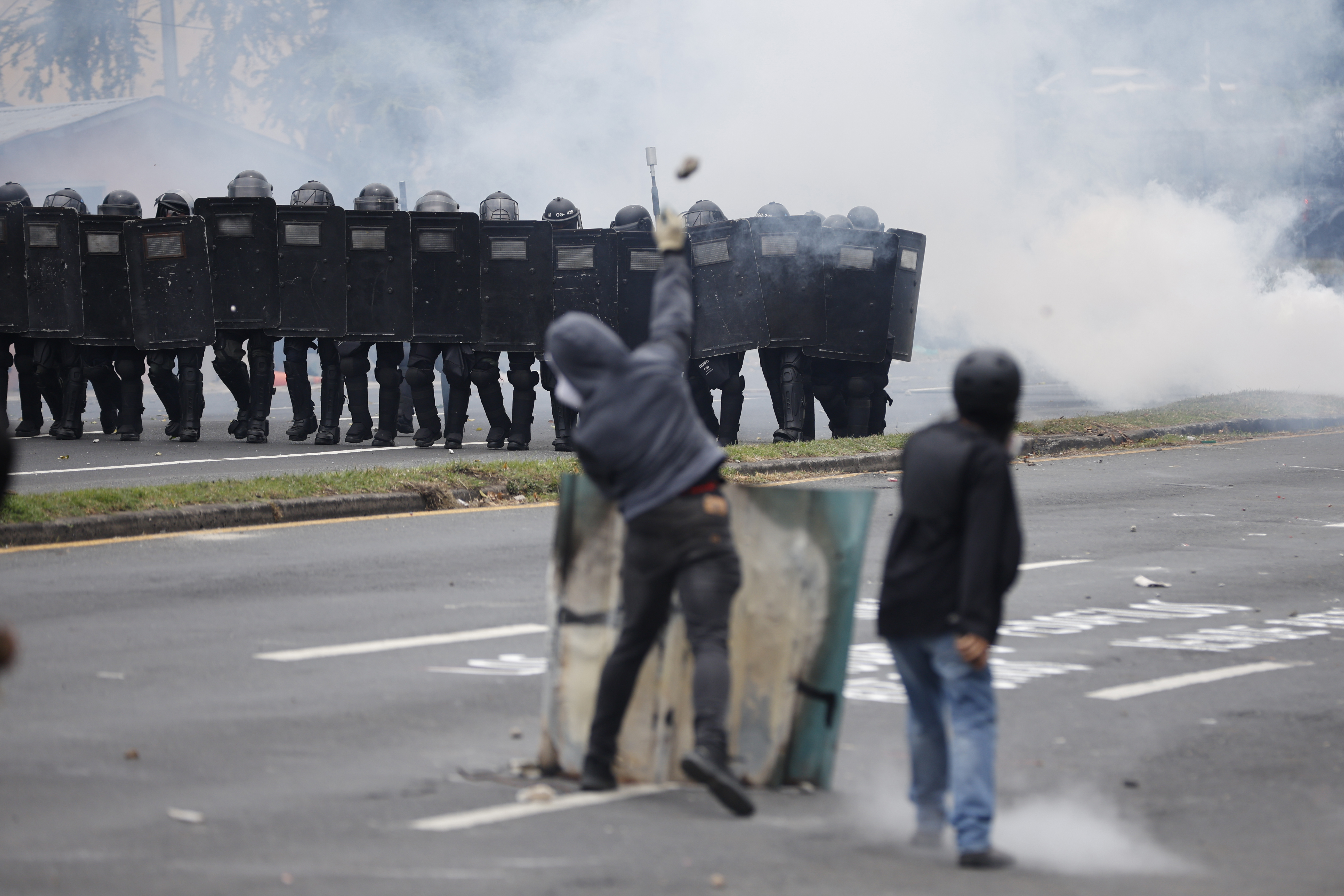 AME1257. CIUDAD DE PANAMÁ (PANAMÁ), 21/03/2025.- Integrantes de la Unidad de Control Antomotines de Panamá (UCM) y manifestantes se enfrentan durante el paro nacional convocado por sindicatos de docentes del sector público este viernes, en Ciudad de Panamá (Panamá). EFE/ Bienvenido Velasco