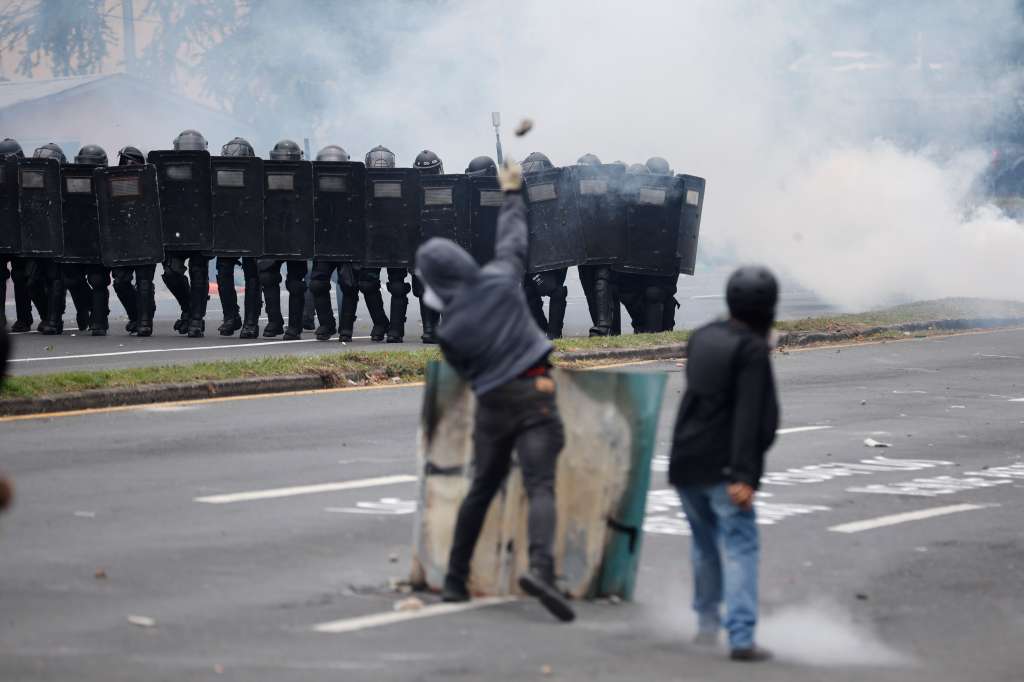 AME1257. CIUDAD DE PANAMÁ (PANAMÁ), 21/03/2025.- Integrantes de la Unidad de Control Antomotines de Panamá (UCM) y manifestantes se enfrentan durante el paro nacional convocado por sindicatos de docentes del sector público este viernes, en Ciudad de Panamá (Panamá). EFE/ Bienvenido Velasco