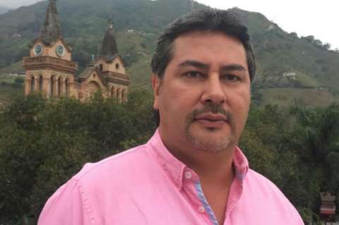 En presunto estado de embriaguez, alcalde de Barbosa insulta y amenaza a policías