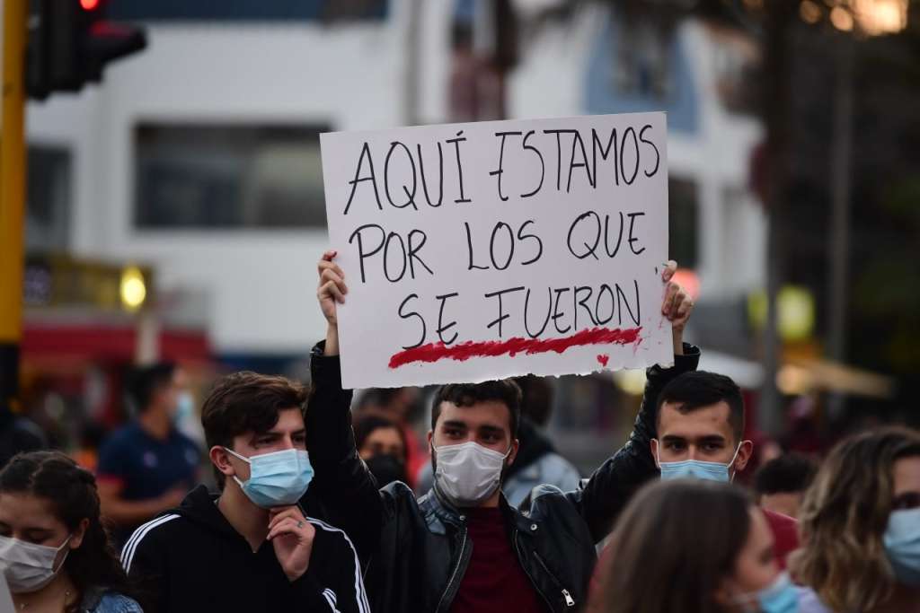 En el norte de Bogotá un grupo de ciudadanos rindió homenaje a las victimas del Paro Nacional.