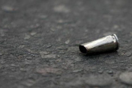 La Policía confirmó que uno de los presuntos ladrones falleció en el sitio, mientras que su cómplice resultó herido y fue trasladado a un centro médico bajo custodia judicial.