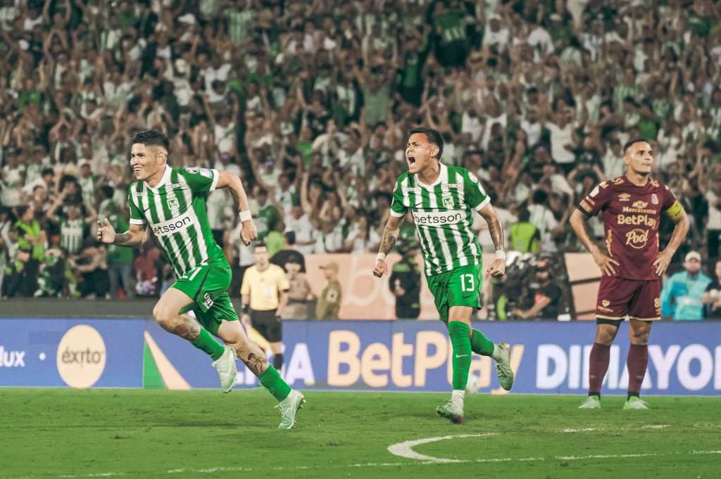 Jorman Campuzano (izq.) celebra el primer gol de Nacional.