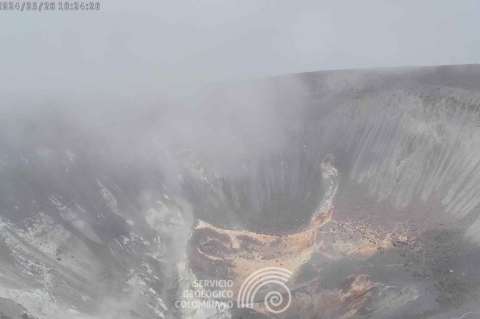 Volcán Puracé: no hay de qué alarmarse, la coloración naranja del cráter no es lava