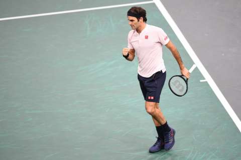 Federer venció a Fognini y avanzó a cuartos del Masters 1000 de París