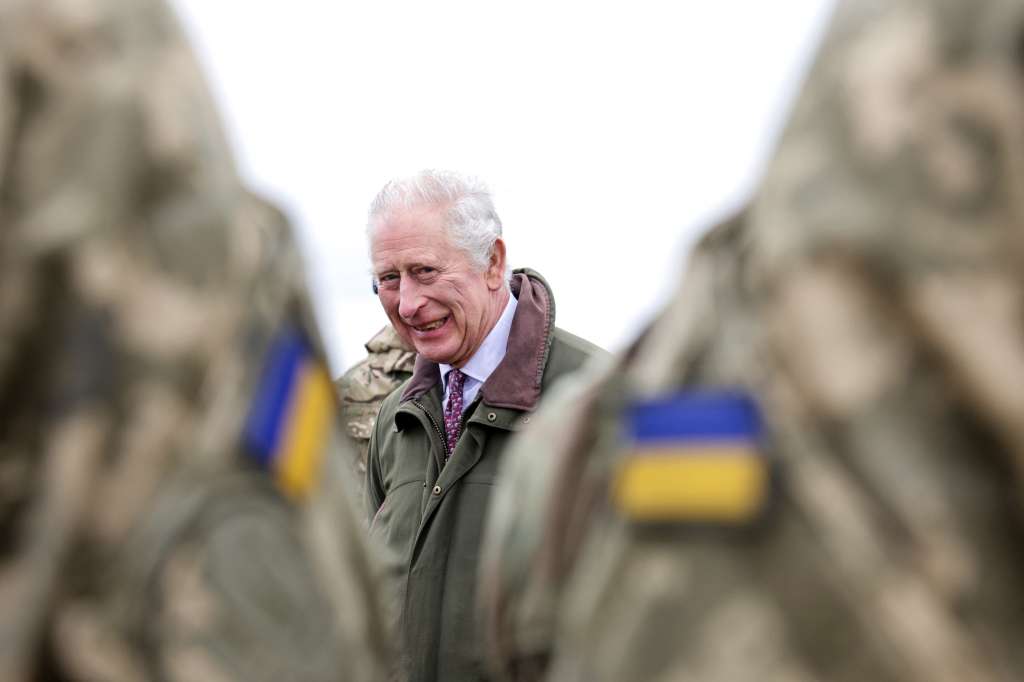 El rey Carlos III visitó el lunes a los militares ucranianos que se entrenan con el ejército británico