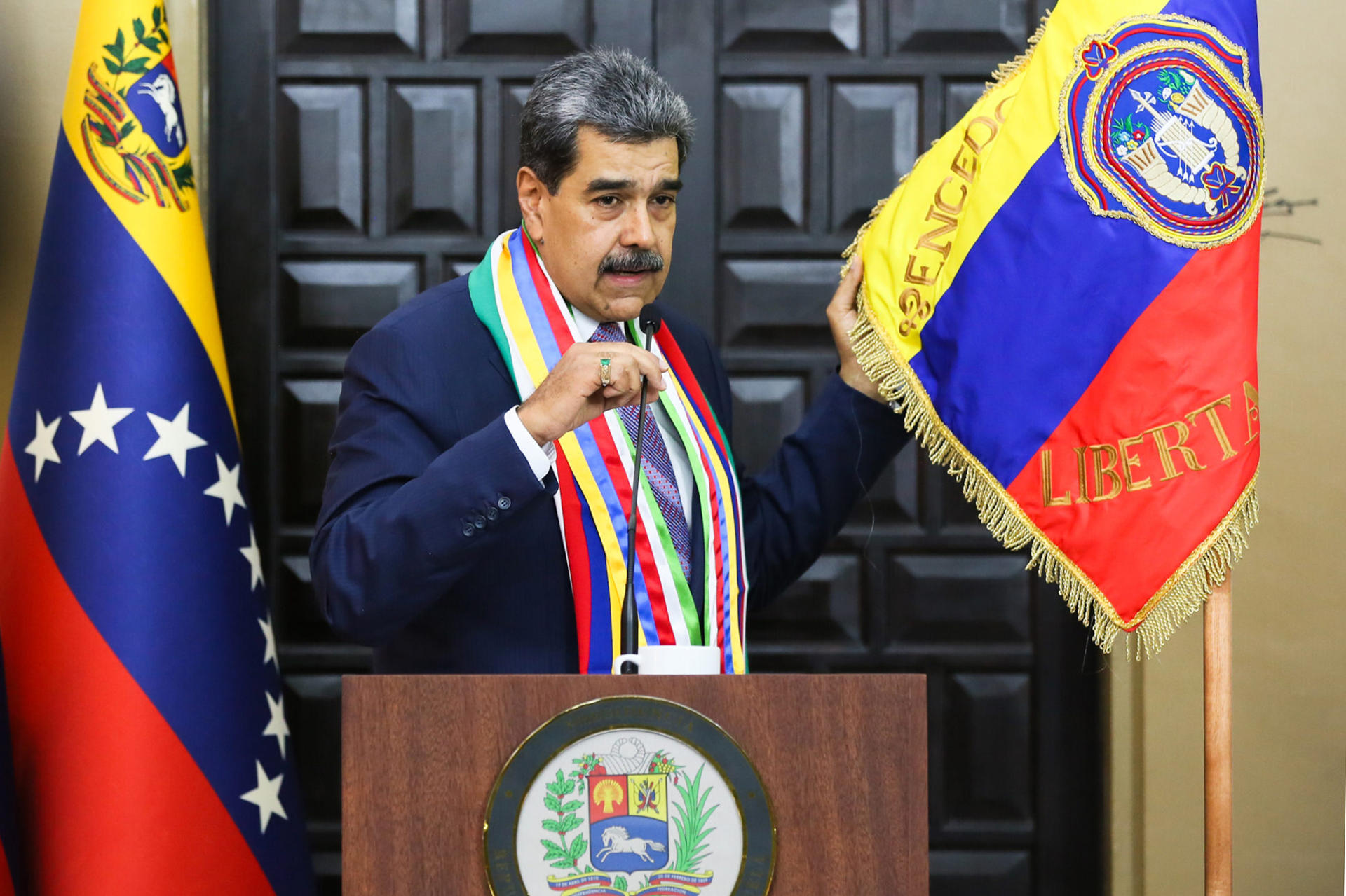 AME9194. CARACAS (VENEZUELA), 17/12/2025.- Fotografía cedida por el Palacio de Miraflores del presidente de Venezuela, Nicolás Maduro, hablando este miércoles, en Caracas (Venezuela). Maduro afirmó que desde su país se han opuesto a la guerra en medio de las tensiones con EE.UU., que escalaron en las últimas horas tras la declaración de su homólogo Donald Trump de bloquear el desplazamiento de los buques petroleros sancionados hacia el país suramericano. EFE/ Palacio de Miraflores /SOLO USO EDITORIAL/NO VENTAS/ SOLO DISPONIBLE PARA ILUSTRAR LA NOTICIA QUE ACOMPAÑA (CRÉDITO OBLIGATORIO)