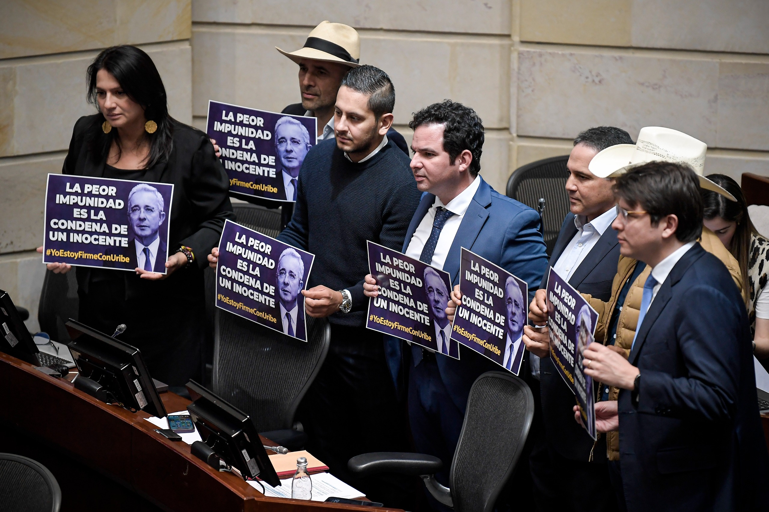En medio de se juicio, el expresidente Uribe recibió el apoyo de los senadores del Centro Democrático en la plenaria el 11 de febrero.