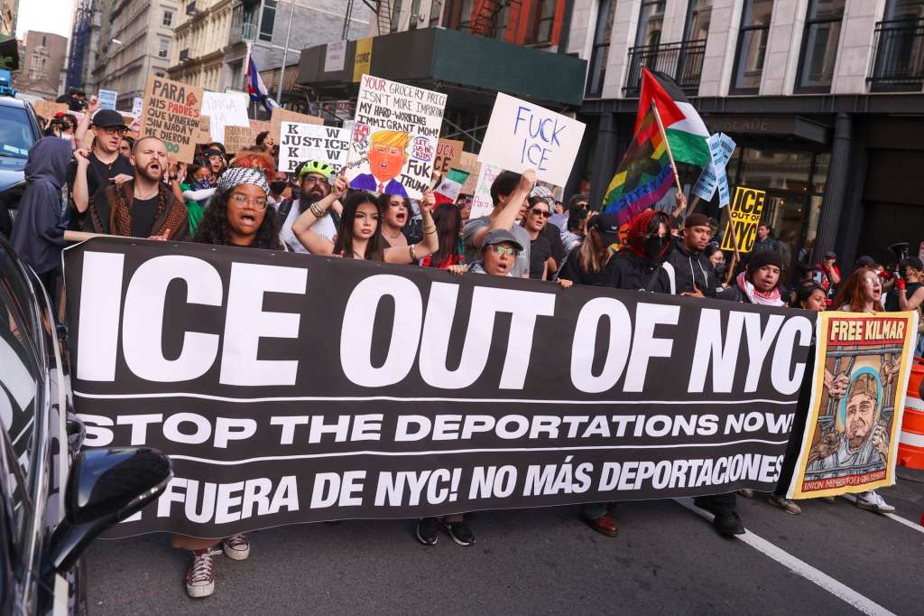 NEW YORK (United States), 11/06/2025.- People march throught the streets of New York, New York, USA, 09 June 2025. People were protesting in response to recent ICE raids across the country and the unrest in California. (Protestas, Nueva York) EFE/EPA/SARAH YENESEL