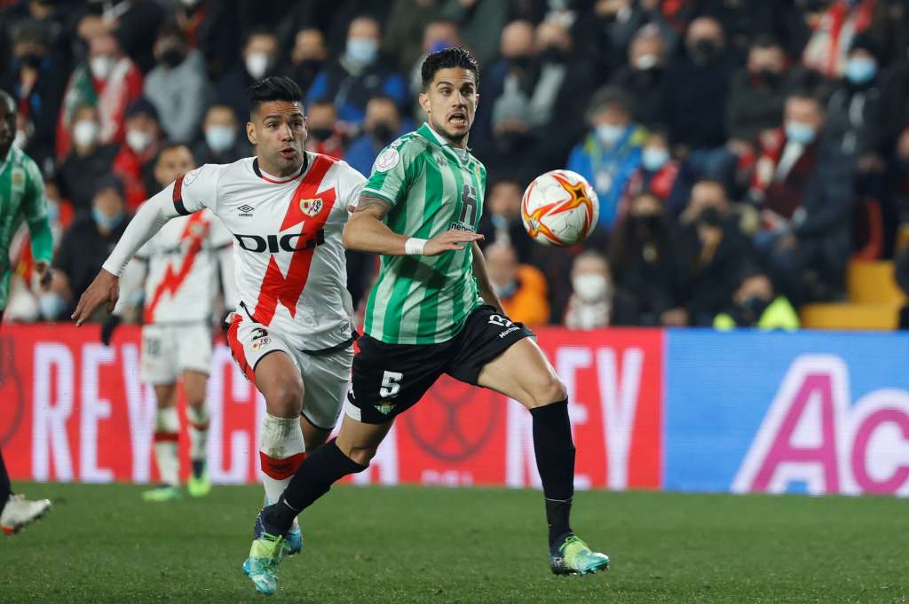 MADRID, 09/02/2022.- El delantero colombiano del Rayo Vallecano, Radamel Falcao (i), persigue el balón ante el defensa del Betis, Marc Bartra, durante el encuentro correspondiente a la ida de las semifinales de la Copa del Rey que disputan hoy miércoles en el estadio de Vallecas, en Madrid. EFE / Sebastian Mariscal.