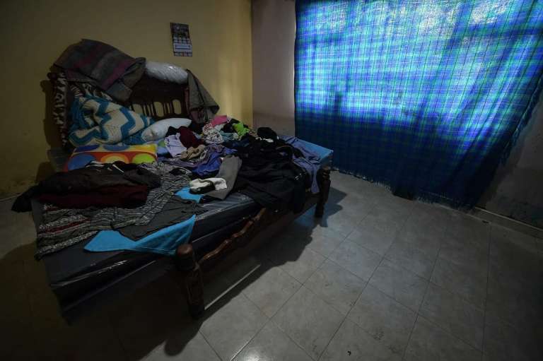 Una cama con ropa tendida en ella