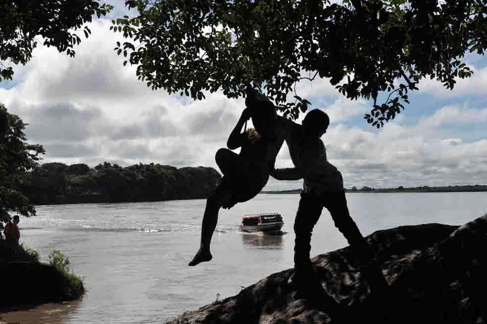 En Orocué (Casanare) los niños juegan en la ribera del río Meta. /David Campuzano