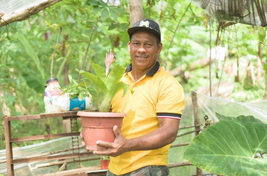 Guillermo Aguilar, refugiado hondureño, en su vivero en Panamá. / FMBBVA