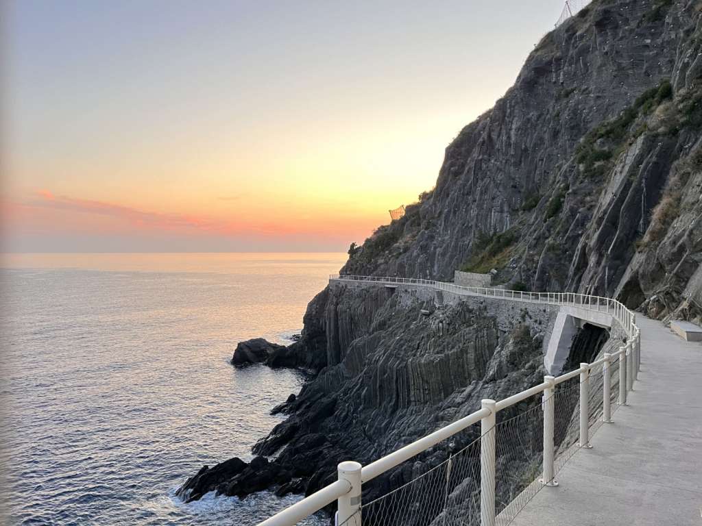 ROMA, 30/07/2024.-Vista general de la 'Vía del Amor', el sendero panorámico que se extiende sobre el mar en el parque nacional de Cinque Terre (noroeste), considerado uno de los más famosos de Italia, ha reabierto al público después de que un desprendimiento de tierra lo haya mantenido cerrado durante doce años. Con algo más de 900 metros de longitud y sugestivas vistas sobre el mar, la 'Vía del Amor', declarada Patrimonio de la Humanidad, conecta Riomaggiore y Manarola, dos de los pueblos costeros que forman parte de Cinque Terre, una franja de cinco localidades con siglos de antigüedad en la escarpada Riviera italiana.-EFE/ Wondercomunicazione/Bruno Maderna***SOLO USO EDITORIAL/SOLO DISPONIBLE PARA ILUSTRAR LA NOTICIA QUE ACOMPAÑA (CRÉDITO OBLIGATORIO)***