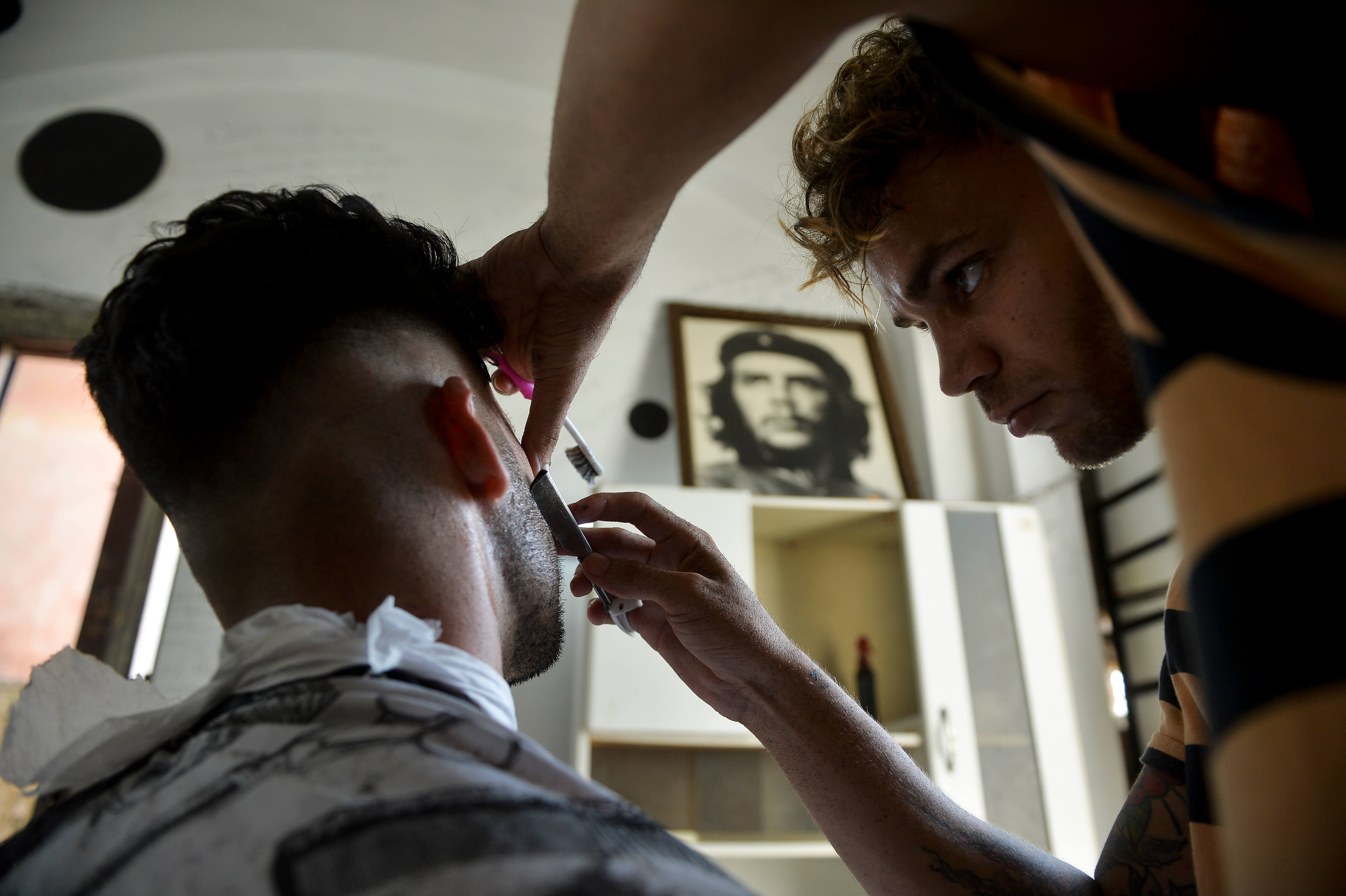En Cuba el simbolismo de la barba era tal que, de acuerdo a los informes desclasificados de la CIA, en los años 60 hubo un plan de Estados Unidos para colocar un agente depilador en los zapatos de Fidel para que él lo inhalara y su vello facial se cayera. El ataque nunca se concretó. / Yamil Lage