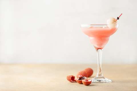 Esta es la receta para preparar un coctel margarita de lychee