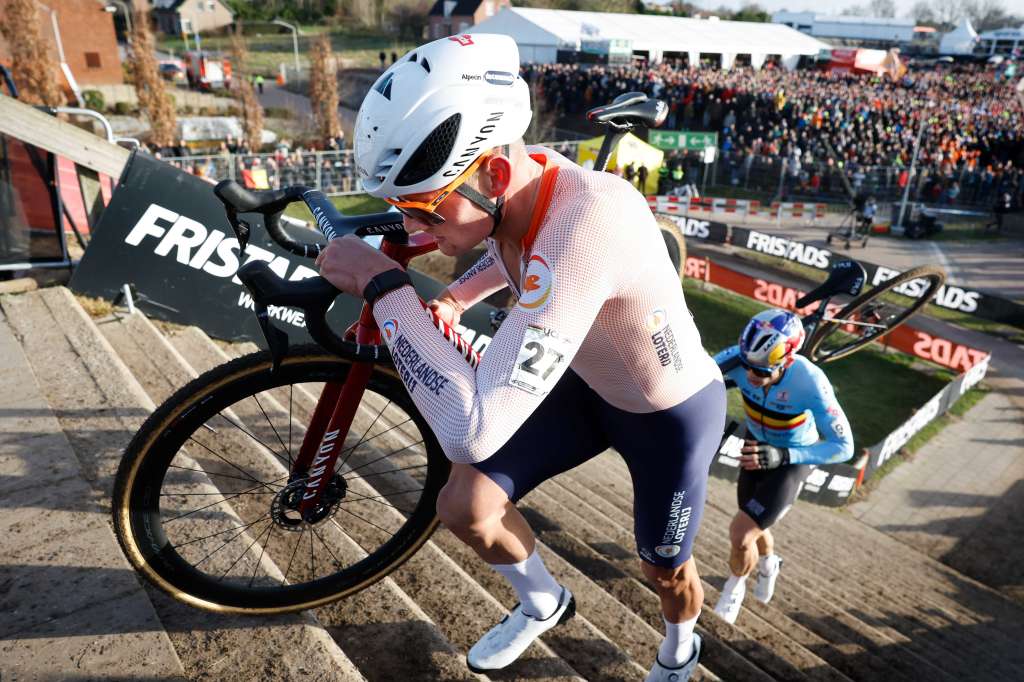 Hoogerheide (Netherlands), 05/02/2023.- Mathieu van der Poel (L) of the Netherlands in action during the Men Elite Race of the UCI Cyclocross World Championships in North Brabant in Hoogerheide, The Netherlands, 05 February 2023. (Ciclismo, Países Bajos; Holanda) EFE/EPA/BAS CZERWINSKI