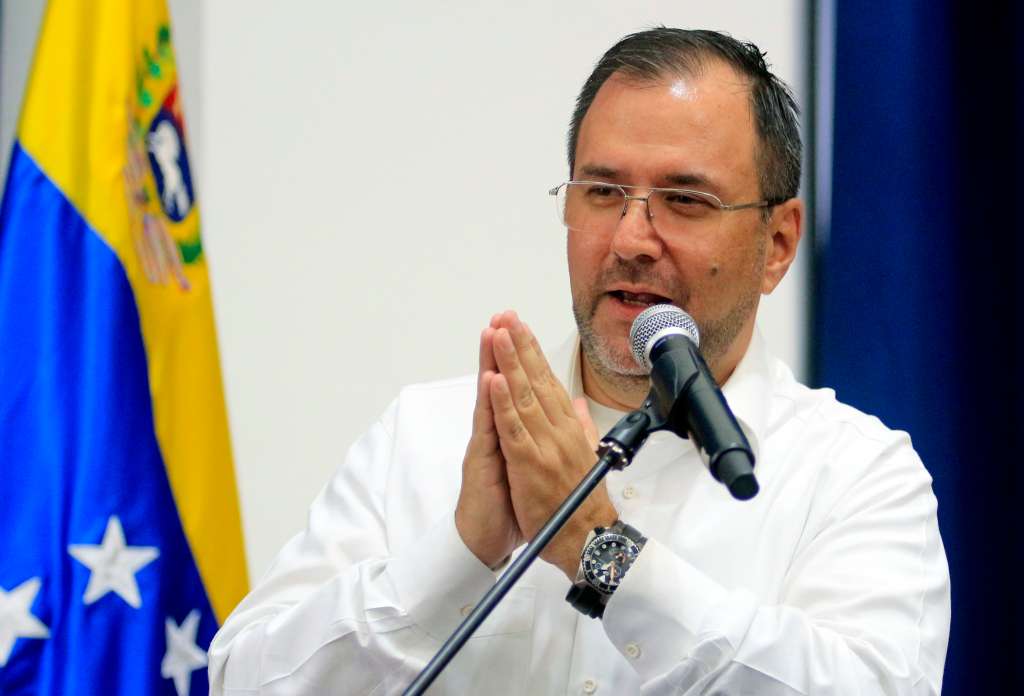 AME5667. CÚCUTA (COLOMBIA), 08/04/2024.- El ministro venezolano de Exteriores, Yván Gil Pinto, habla después de una reunión con su par colombiano, Luis Gilberto Murillo, este lunes en Cúcuta (Colombia).EFE/ Mario Caicedo