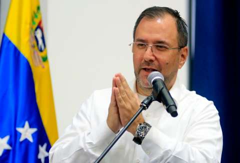 Gobierno de Maduro acusa a Centro Carter de prestarse para un “golpe de Estado”