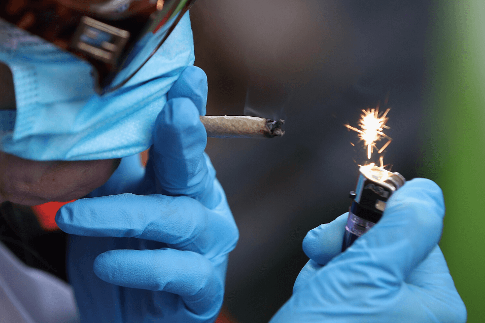 En Estados Unidos también se vio un incremento del consumo de la marihuana. California, que legalizó el cannabis recreativo en 2016, declaró en medio de la cuarentena que los dispensarios de marihuana serían considerados como negocios esenciales. / AFP