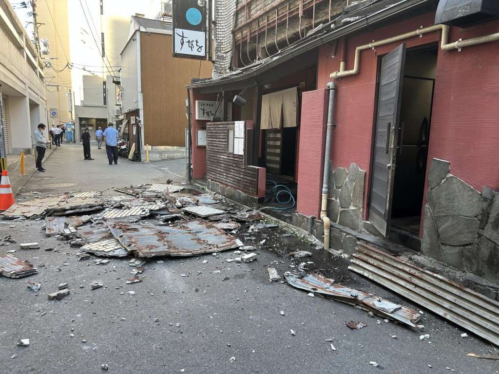 KUMAMOTO (Japan), 28/07/2026.- The exterior wall of a restaurant collapsed following the earthquake in Kumamoto City, southwestern Japan, 28 July 2026. According to the Japan Meteorological Agency, an earthquake of a magnitude estimated at 7.1 struck Kumamoto Prefecture, southwestern Japan. (Terremoto/sismo, Japón) EFE/EPA/JIJI PRESS JAPAN OUT EDITORIAL USE ONLY/