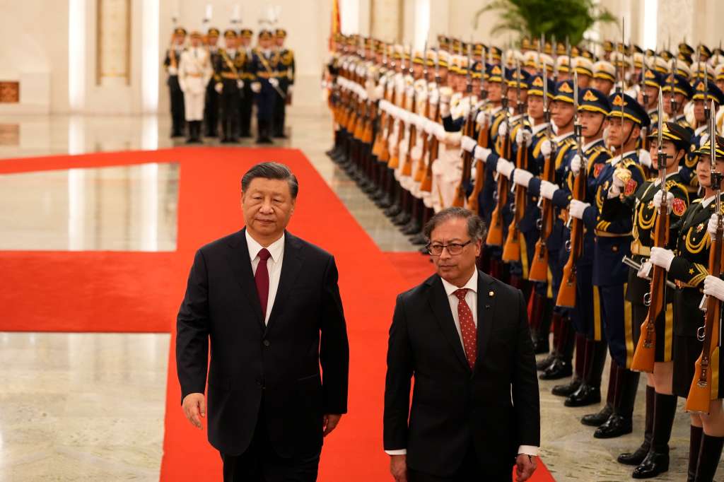Beijing (China), 25/10/2023.- Colombian President Gustavo Petro (R) inspects an honor guard with Chinese President Xi Jinping during a welcoming ceremony at the Great Hall of the People in Beijing, China, 25 October 2023. EFE/EPA/KEN ISHII / POOL