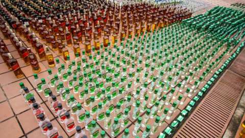 Incautan 5 mil botellas de licor adulterado con tapas y etiquetas falsas en Bogotá