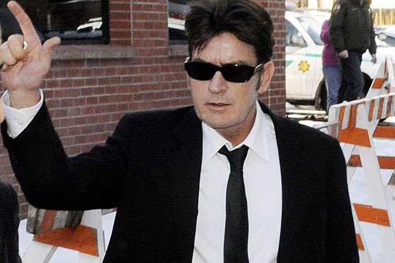 Charlie Sheen ingresa a un centro de rehabilitación