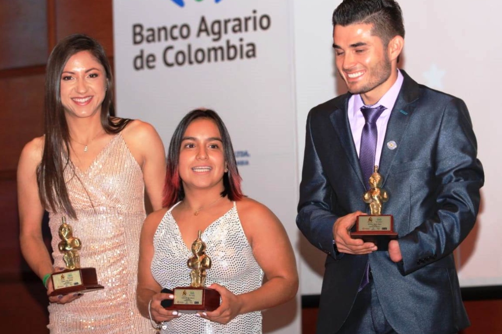 El podio en la categoría paralímpica, la nadadora Sara Vargas  (centro) y los ciclistas Paula Ossa y Edwin Matiz.
