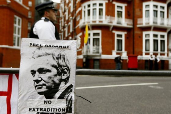 Assange está bien, pero no puede seguir más en la embajada