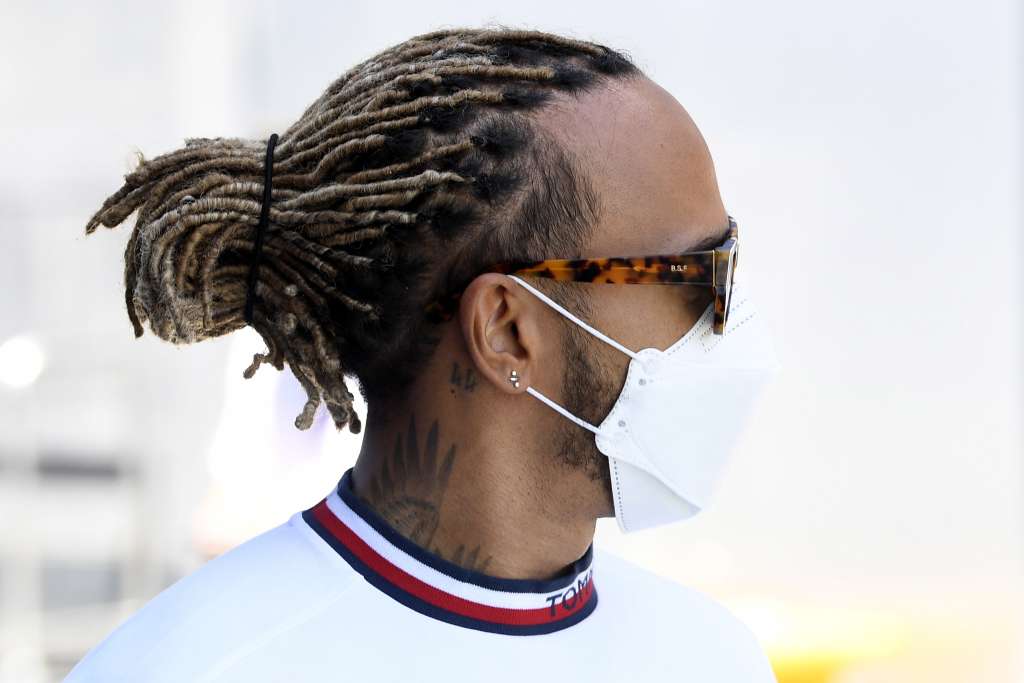 Jeddah (Saudi Arabia), 25/03/2022.- British Formula One driver Lewis Hamilton of Mercedes-AMG Petronas in the paddock on the Corniche Circuit in Jeddah, Saudi Arabia, 25 March 2022. The Formula One Grand Prix of Saudi Arabia will take place on 27 March. (Fórmula Uno, Arabia Saudita) EFE/EPA/STR