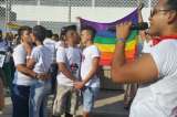 Así fue la ‘besatón’ de parejas gais frente a la Policía de Cartagena